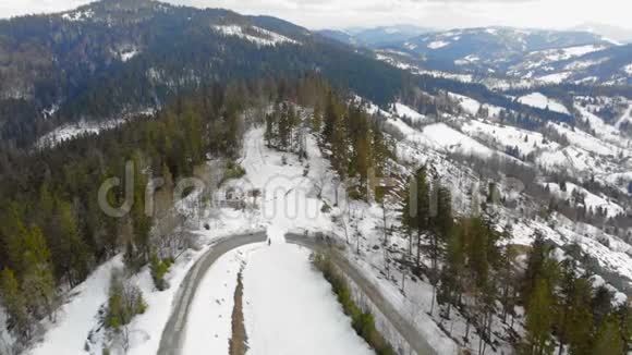 空中观景双项全能山区的冬季运动乌克兰喀尔巴阡山脉越野滑雪视频的预览图