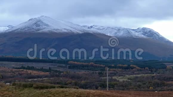 本尼维斯山脉覆盖着从斯潘桥看到的雪苏格兰视频的预览图