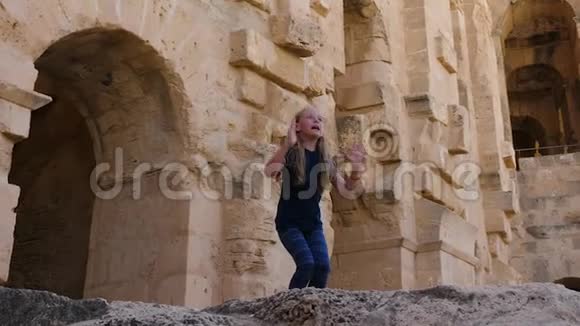 少女在古堡的背景石墙上翩翩起舞视频的预览图