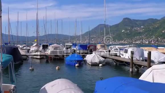 瑞士蒙特勒日内瓦湖港口的游艇和游艇公园游乐设施视频的预览图