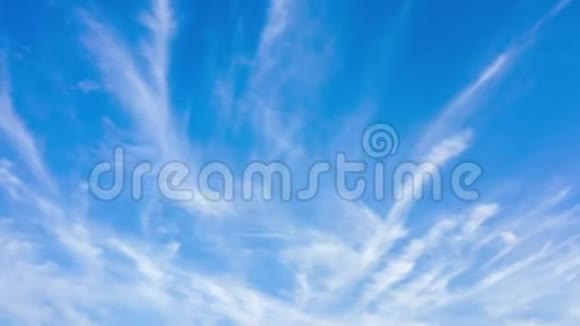 蓝天上的轻云水彩云漫天时间流逝视频的预览图