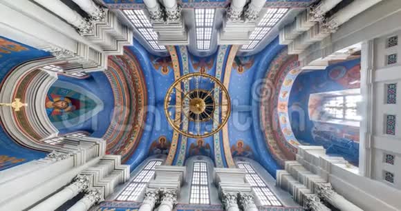 VITEBSKBELARUS2019年8月旋转和扭转室内视野抬头看东正教穹顶的天花板视频的预览图