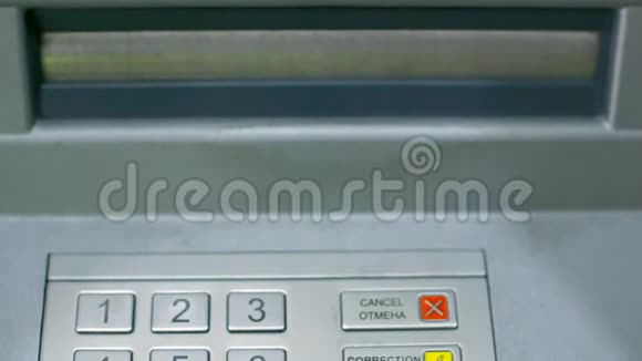 钞票出现在自动取款机的缝隙里女人拿着现金视频的预览图
