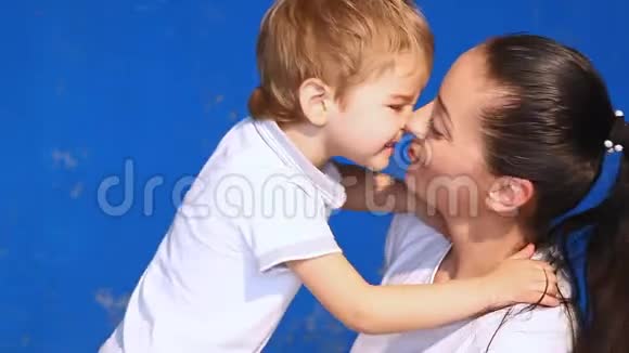 妈妈和小男孩在房间里玩拥抱亲吻视频的预览图