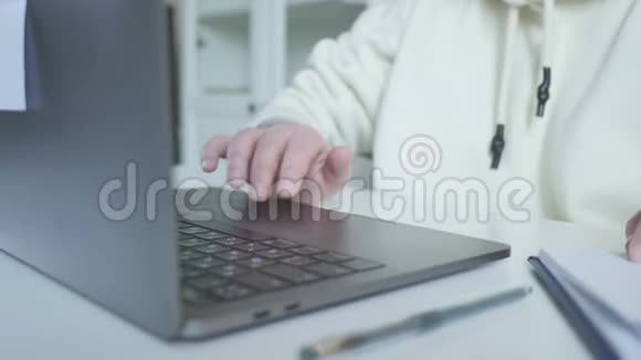 女人在网站上的触摸板电脑视频的预览图