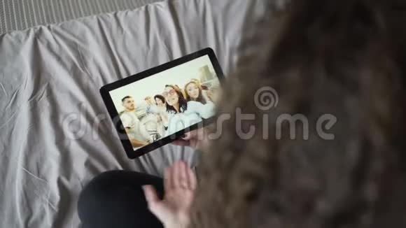 黑发女孩正在与朋友在线交谈使用平板电脑看展示手势和挥手现代视频的预览图