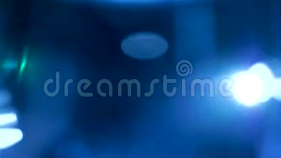 深蓝的背景反射着移动的白光视频的预览图