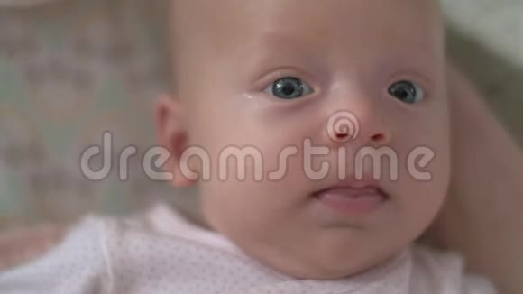 快乐而微笑的新生女婴视频的预览图