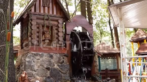 木轮利用水的力量产生能量这是一种古老的传统机构木环转动的动力视频的预览图