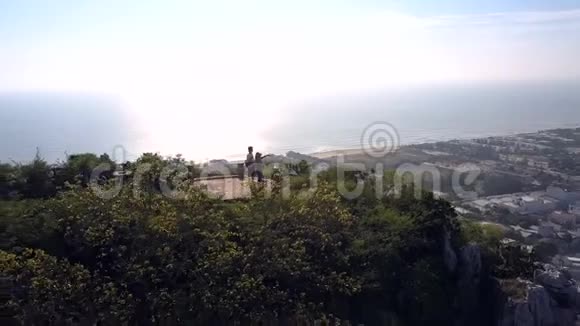无人驾驶飞机与人从青山山顶了望点撤离视频的预览图