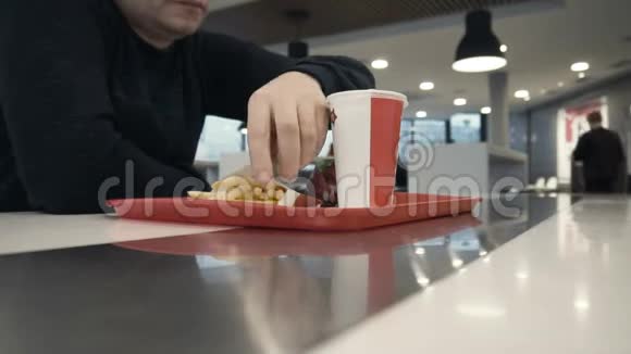 饿汉在快餐店吃薯条视频的预览图