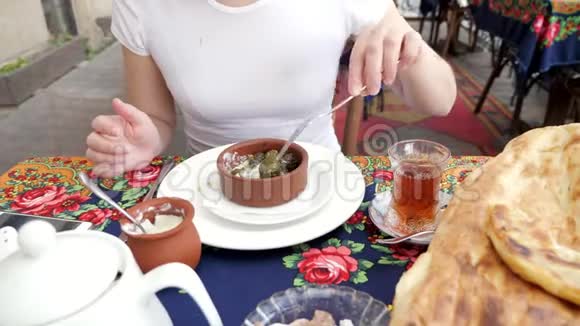 女人在传统的阿塞拜疆餐馆吃酸奶油视频的预览图
