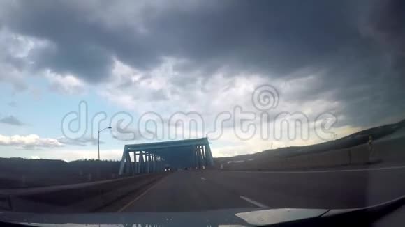 在工业桥上开车在阴晴不定的春日和GoPro视频的预览图