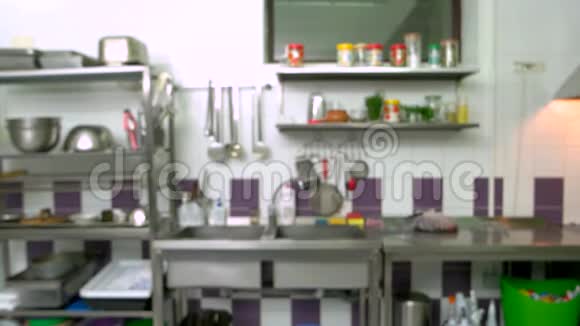 老式厨房内部的模糊背景视频的预览图