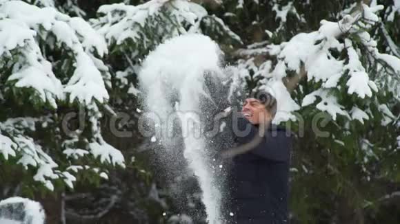 年轻的女人和男人把雪扔了视频的预览图