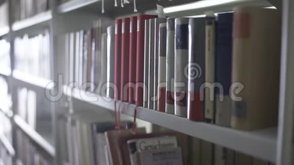 多利移动图书馆的书架有很多书视频的预览图
