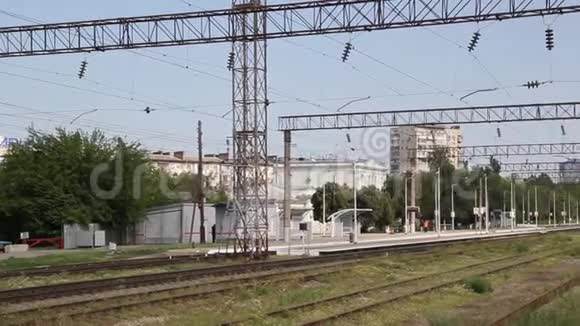 有多条轨道的火车站视频的预览图
