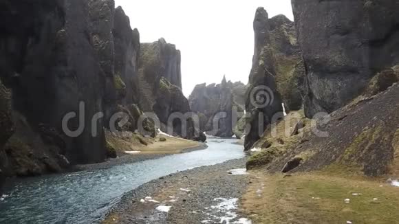 Fjadragljufur河峡谷陡峭的岩壁缓慢前进的空中射击冰岛视频的预览图