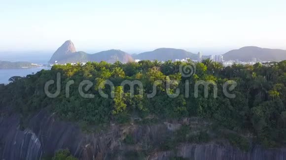 巴西里约热内卢无人机飞行录像糖面包山城线山地和海滩视频的预览图