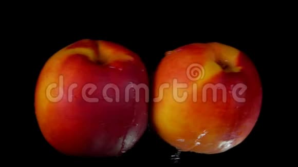 两个香甜的熟桃在黑色背景下碰撞视频的预览图