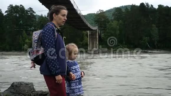 河岸上的女人和小女孩视频的预览图