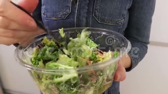 吃蔬菜沙拉的女人很亲密视频的预览图