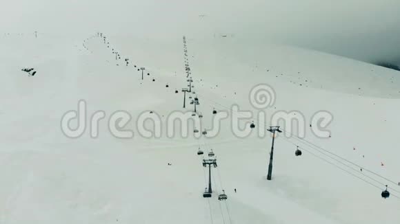 雪中缆车沿着索道行驶视频的预览图