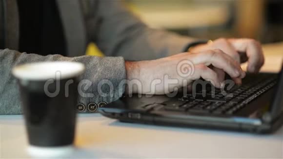 关闭自由职业者工作笔记本电脑坐在网吧室内小胡子在写文字视频的预览图