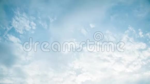4晴朗的夏日蓝天白云的时间推移视频的预览图