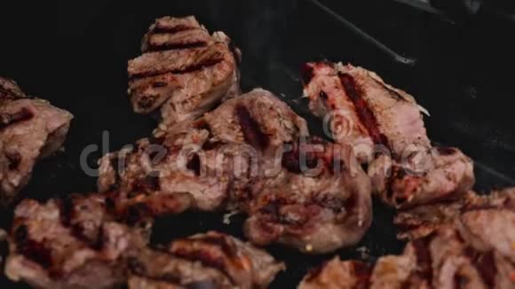 一块块猪肉牛肉是在露天烤架上慢慢煮熟的食品和餐饮传统视频的预览图