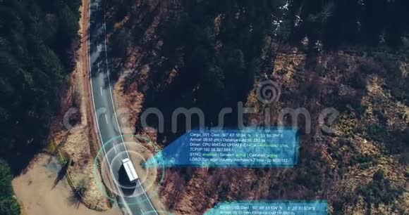 在森林公路上驾驶的自动驾驶卡车视频的预览图