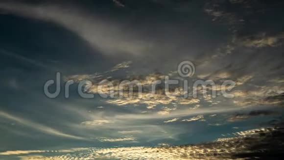 日落时分白云在天空中移动的视频视频的预览图