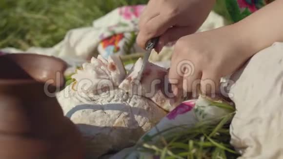 一个年轻女人在白面包上切猪油的特写健康食品乌克兰传统美食视频的预览图