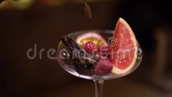酒精倒在玻璃杯里水果慢慢靠近视频的预览图