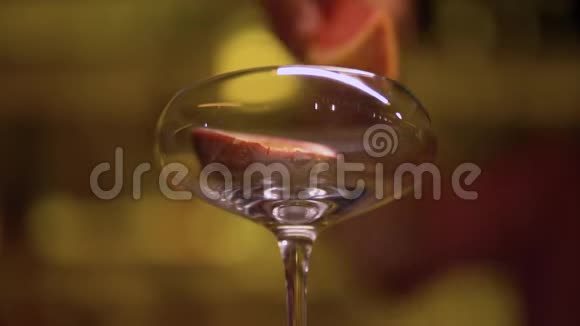 男手把水果放进玻璃杯里调酒师做鸡尾酒视频的预览图