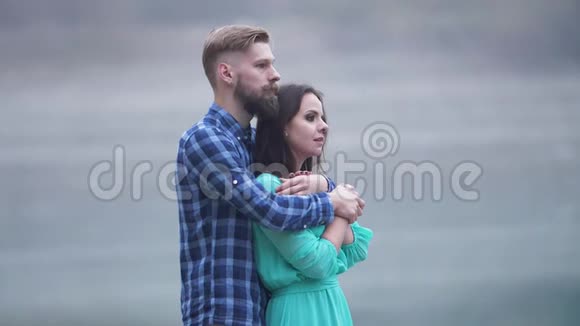 爱的一对情侣站在湖边拥抱着视频的预览图
