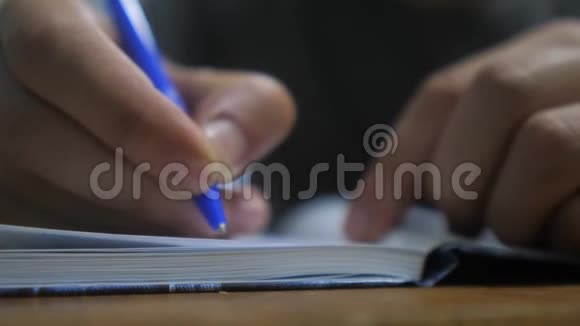 人在笔记本上写字男人用记事本写生活方式概念商业教育男人做笔记视频的预览图