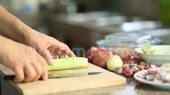 还有一种成分男性手臂用刀子切蔬菜视频的预览图