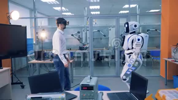 男工和机器人在房间里握手虚拟现实游戏概念视频的预览图