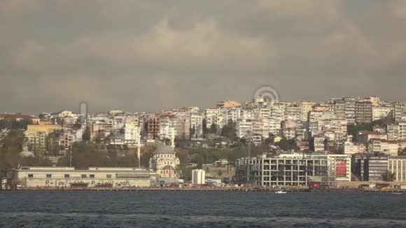 在夏季阳光明媚的一天从土耳其伊斯坦布尔现代部分的海洋俯瞰全景慢动作全高清视频视频的预览图