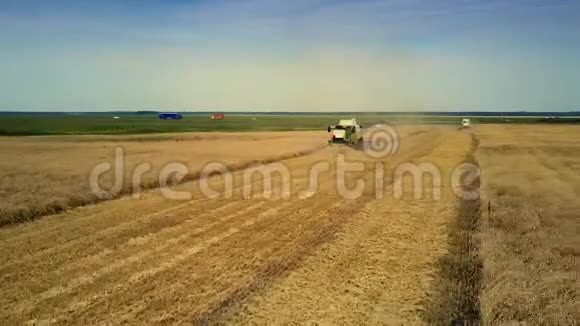 鸟瞰收割机在草地的麦田里运作视频的预览图