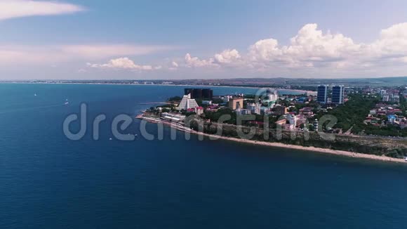 空中录像大城市的海岸和黑海的野生海滩度假小镇阿那帕2019视频的预览图
