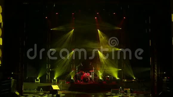 黄红色舞台灯光场景舞台灯光带聚光灯和烟雾视频的预览图