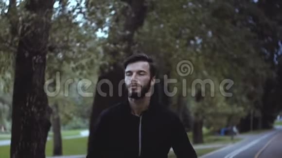 高加索人跑步的慢镜头肖像把英俊的商人关起来在安静的公园里思考和工作视频的预览图