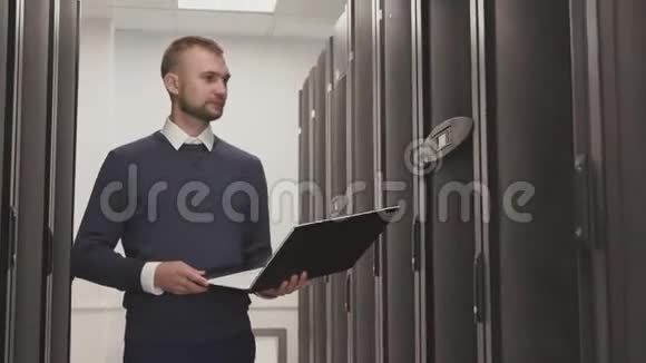 在数据中心服务器机房工作的严肃男子视频的预览图