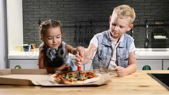 孩子们最喜欢的食物两个孩子用披萨切片一起行动两只手握在一起4k视频的预览图