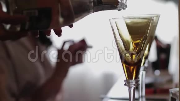 在香槟杯中缓慢地倒入起泡葡萄酒招待会晚会活动庆祝活动晚上出去视频的预览图