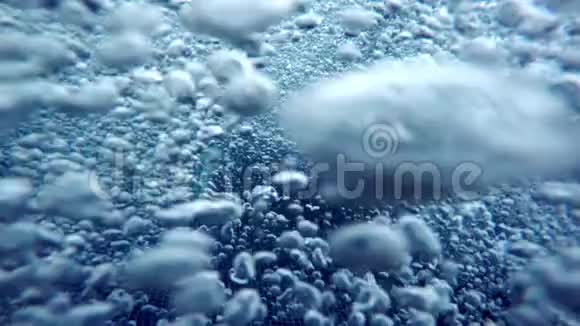 水下的蓝色气泡视频的预览图