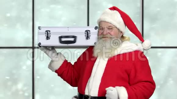 有箱子的圣诞老人表示沉默视频的预览图