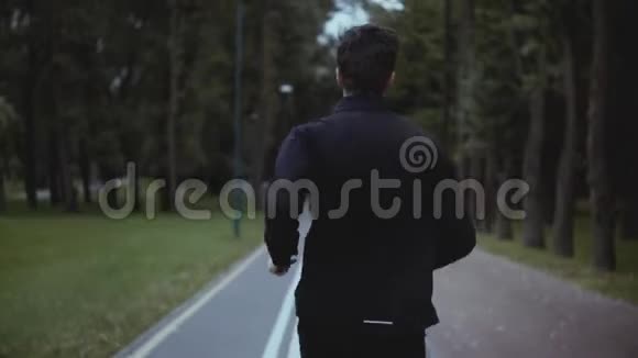 人在公园路上跑得很快实时拍摄后景自由和精力镜头跟随运动员锻炼视频的预览图